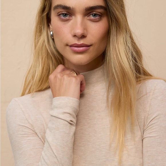 AE Soft & Sexy Mock Neck Long-Sleeve T-Shirt Oatmeal Heather - Picture 4 of 9